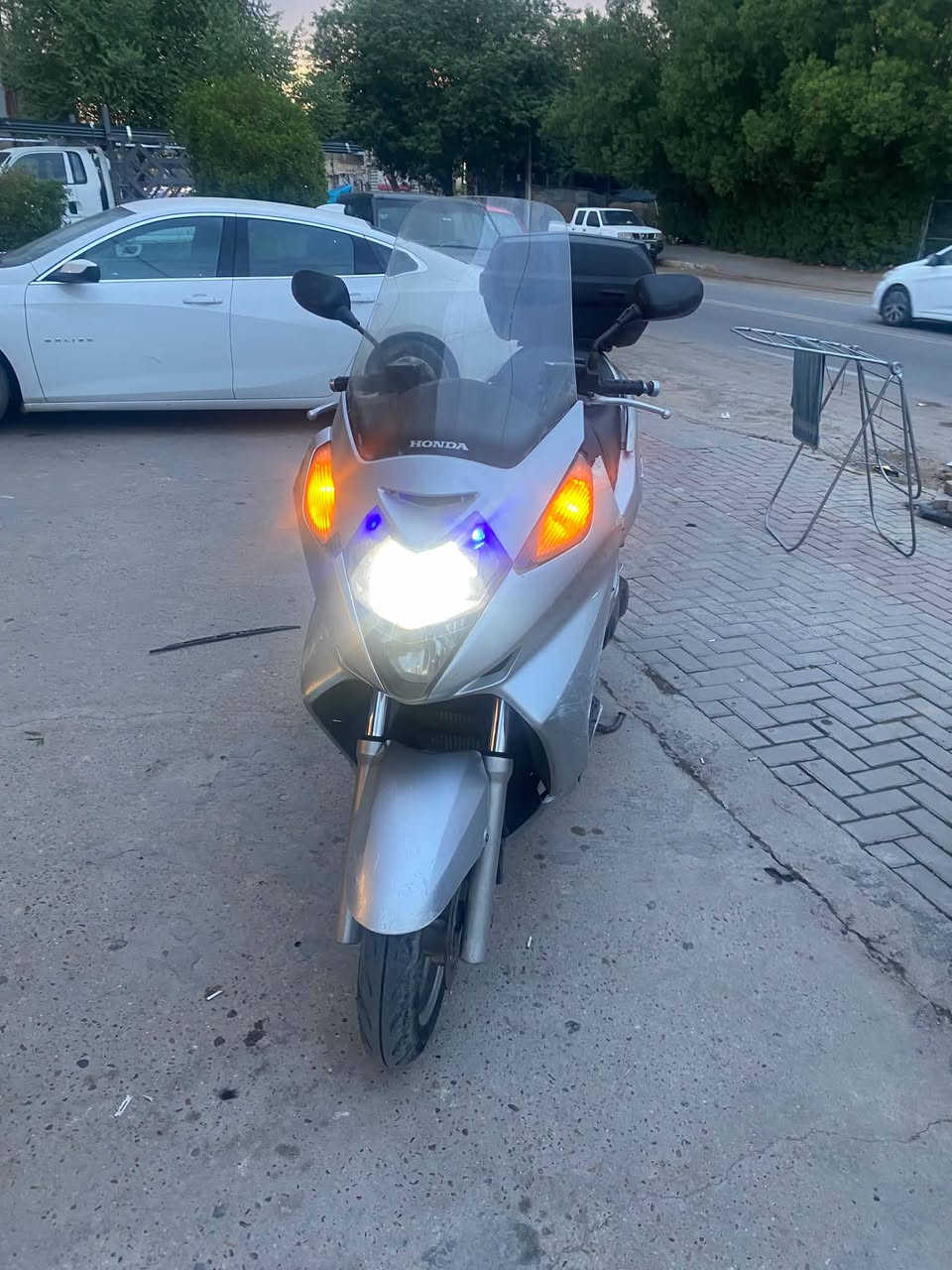السلام عليكم سلفر ونج بقلاوه 400cc مكينتها كفاله عامه شرط نعومه شلعه معدل دراجه كلش حلوه ونضيفه مابيها اي نقص كلها شغاله كهربائيات دبلات  بريكات قفل ستيرن صندوك كلوب جنطه رقم كله شغال ماذب عليه ربع دينار صوت مكينتها واضح بلفيديو مكاني بغداد الدوره سعرها مليونين مستعجل عل بيع ***********
