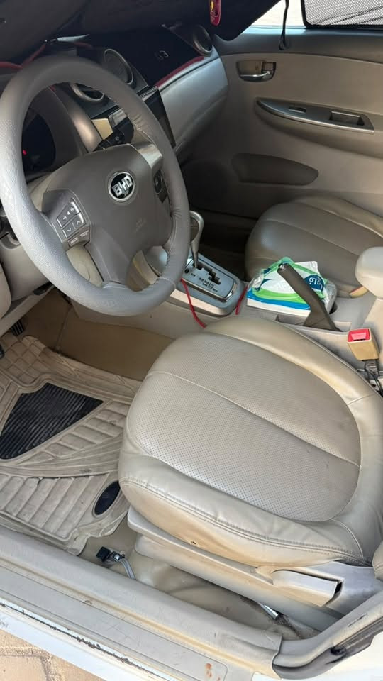السلام عليكم
بي وايدي G3 2015 اوتماتيك
للبيع فقط 
رقم بغداد بأسمي تحويل مباشر 
هزه جديدة صار شهرين 
گير محرك بلاد بحاله ممتازه 
تبريد شغال 
حدادية صار اقل شهر مبدل ديلات وقواعد دبل وطبلات وبولبرنات وفلنجات ودسكات كله جديد 
تخم تاير جديد صار اقل شهر شاده 
السياره بيها بارد جاملغ امامي وخلفي جهة العبري 
وبيها صبغ قليل بالبنيد مبينات بالصور 
وبيها تلگيط خياس قليل يم السلايد ونهاية القماره يم الجامه الخلفيه 
السيارة دواخلها كلش نظيفه وكلشي بيها شغال بصمه وحساسات وشاشة وكاميرا جاهزه من كل النواحي 
السعر المطلوب 55 و بيها مجال 
مكاني الناصرية الشموخ 
رقمي *********** بيه واتساب
