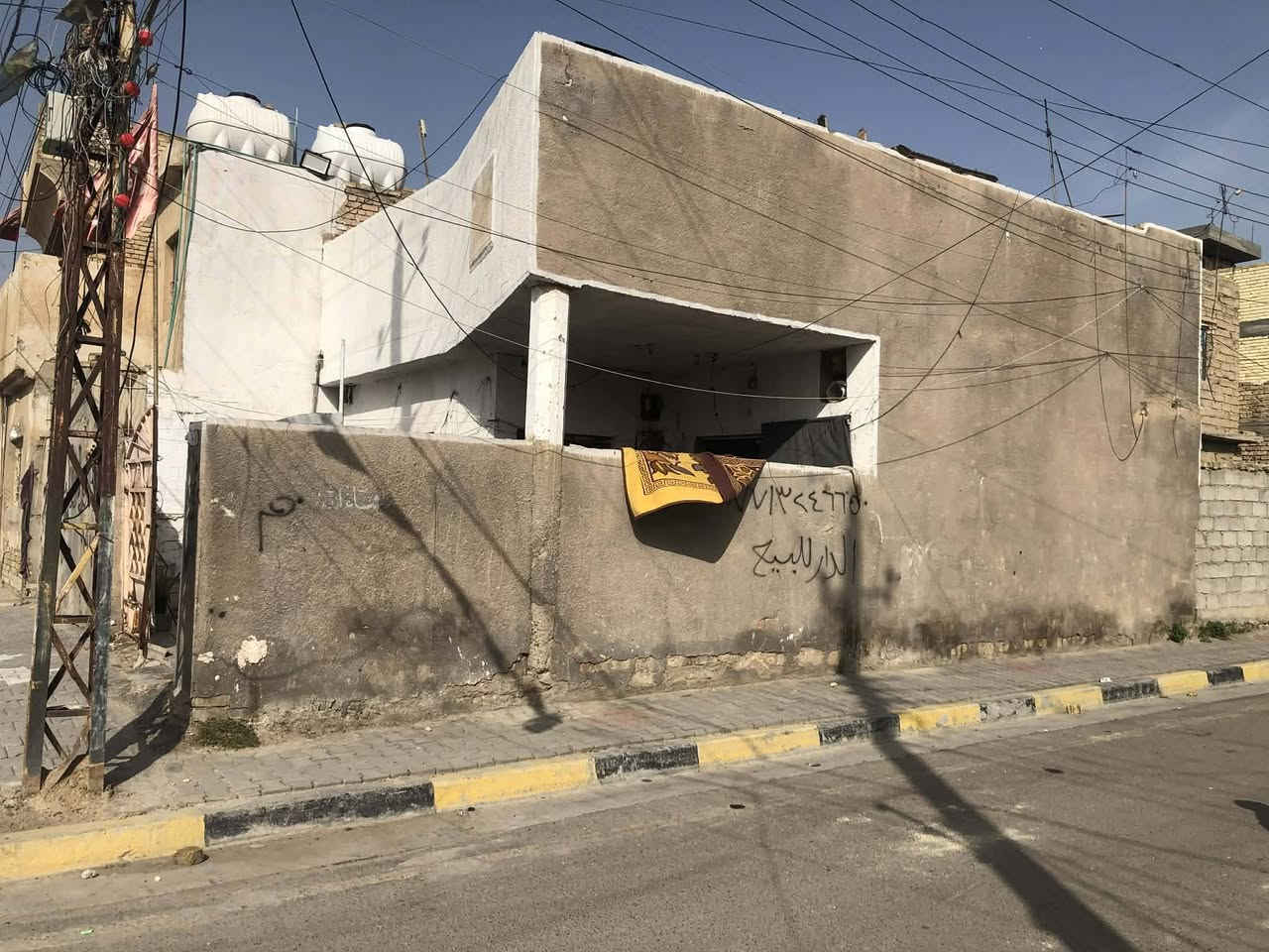 دار لبيع حسينية الزهور شارع الجريخي قرب ساحتة المحلة موقع شارع ٢٠ركن يتوفر جميع الخدمات طابو ملك صرف مساحة ٢١٠ واقع حالة لستفسار تواصل على هاذ رقم *********** متواجد على وتساب سعر ١٢٠وبي مجال
