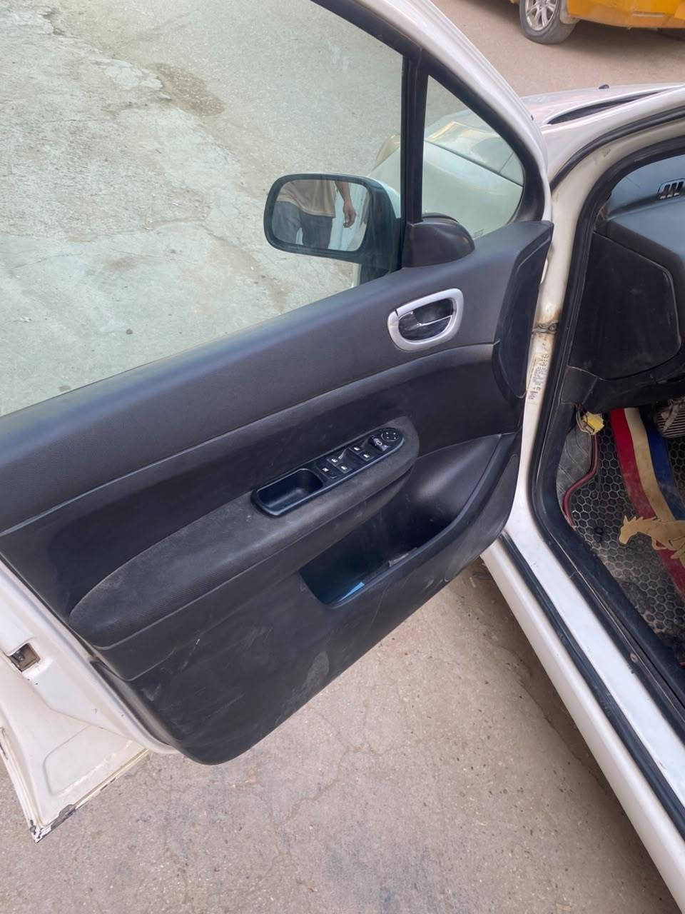 السلام عليكم 🚗 للبيع: بيجو 307 موديل 2006
🔹 اللون: أبيض
🔹 الحالة: نظيفة جداً (استخدام شخصي)

المواصفات:
✔ مرايات شفط
✔ جام كهرباء (4 أبواب) + شفط عند التقفيل
✔ محرك نظيف ويشتغل بدون مشاكل
✔ كير نظيف
✔ تبريد شغال 100%
✔ تايرات جديدة
✔ داخلية السيارة نظيفة ومرتبة

لايت عالي ناصي ابيض ثلج قوي

✔ كهربائيات السيارة كمله بدون نقص كله شغاله

🔸 ملاحظة:
بيها ضربة بالجاملغ الخلفي الأيمن

💰 السعر: (50 $)
📞 للتواصل: ( ***********)

— السيارة جاهزة للفحص
