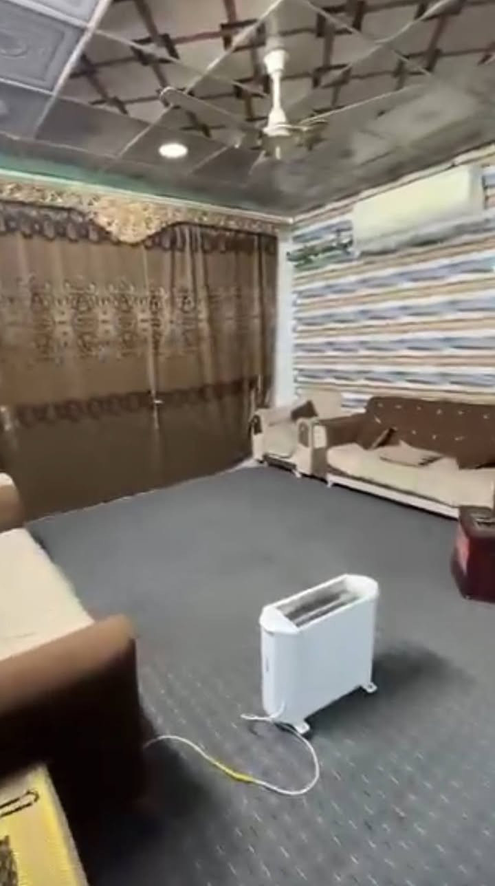 سلام عليكم 
بيت للبيع مساحه ٢٠٠ طابو صرف يحتوي على ٣ غرف نوم ومطبخ حار وبارد واستقبال وصاله بيت جاهز من كل النواحي 
مكانه منطقة الثمنتالاف بشارع المواكب 
الشراي يتصل ويدلل 
***********

