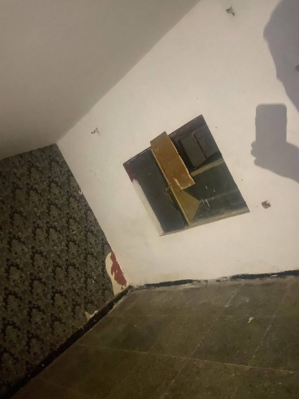 يوجد بيت للايجار في العامرية فرع شارع المضيف للاستفسار الاتصال على الرقم***********يتضمن غرفتين نوم وصالة ومطبخ وخدميات مساحته ١٥٠ متر
