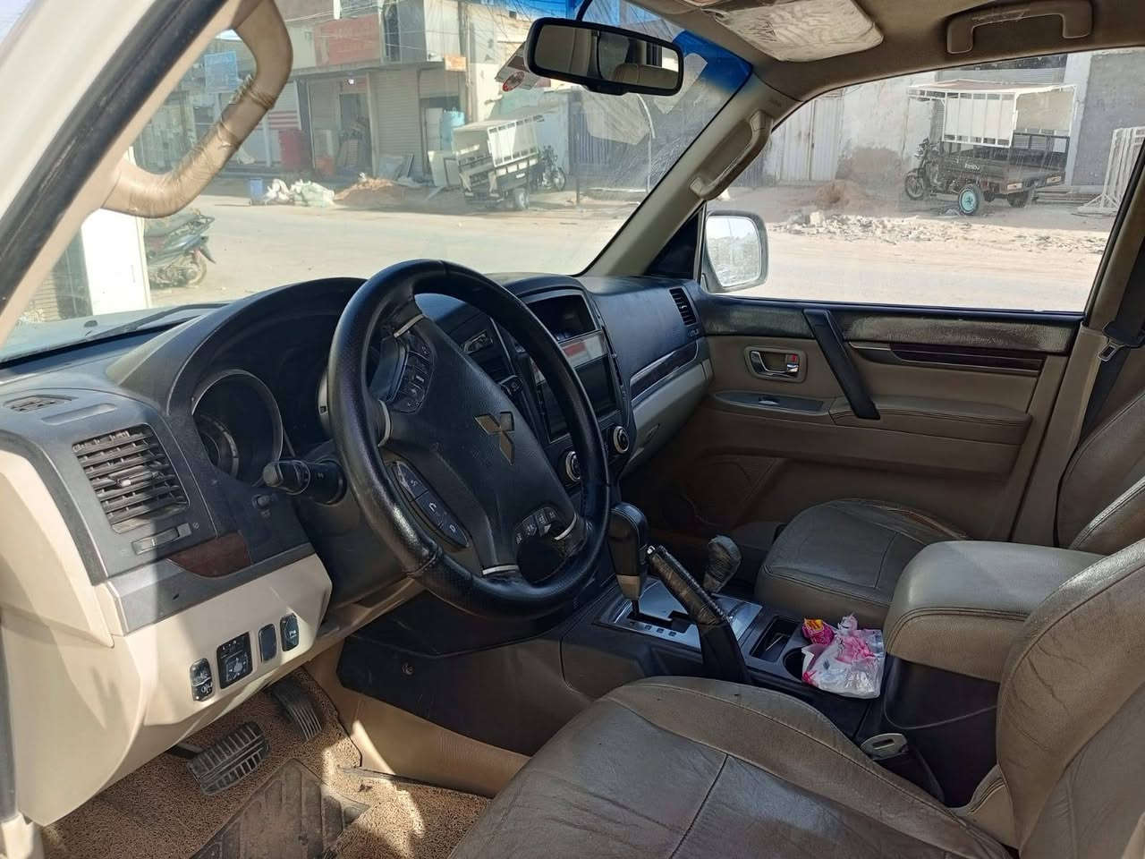 السلام عليكم باجيرو حبتور ٢٠١٠ ومعروفه مواصفات الحبتور ماداعي نذكرها السيارة مكفولة ماعدا بارد بالباب بسيط جدا مكانها النجف الاشرف السعر المطلوب ١١٥ مع المجال رقم الهاتف ***********
