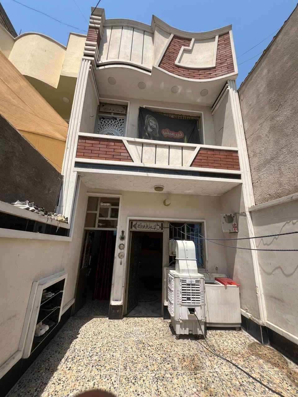 🏡✨ للبيع بيت مميز في منطقة البلديات – شارع المصرف (زراعي) ✨🏡
📍 موقع مميز جداً
في فرع جامع السيد كاظم الفاضلي، والفرع عريض وقريب من الطابو.
📐 مساحة العقار: 100 متر
🏠 البيت طابقين ومناسب للسكن العائلي.
🔹 يتكون من: • كراج وصحيات خارجية
• استقبال واسع
• صالة
• 3 غرف
• مطبخ
• صحيات عدد 2 في كل طابق
• بيتونة
⭐ موقع جيد + مساحة مناسبة + بناء طابقين
💰 السعر والاستفسار يكون عن طريق الاتصال مباشرة:
📞 ***********
📞 ***********
📌 للجادين فقط، يرجى التواصل على الأرقام أعلاه.
