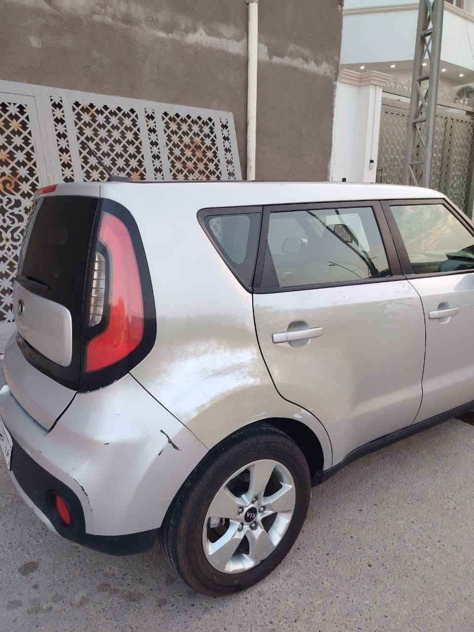 السلام عليكم
للبيع كيا صول موديل 2017 مكينه 1600
 وارد امريكي حادثها گدام فقط الجاملغ الامامي جهه الراكب مبدل والباقي بيها جراد بالجاملغ الوره والباب من امريكا موضح كلشي بالصور 👇 
السياره بدون صبغ وجاهزه
 تخم تاير جديد توه مبدلهن
بطاريه امرون الاصليه
عبوه و فيت بم كامله 
تبريد ثلج
ماشيه ٣٣
رقم اربيل السنويه منتهيه وراعي السنويه كردي ما موجود تكدر عندي معقب تكملها بسهوله بدون ما يحضر او من خلال دعوه
السياره ما عليها شي لا حجز و لا مطلوبه فقط سنويه منتهيه وراعيها ما موجود
سعرها 90 وبيها مجال بسيط 
للاستفسار هذه رقمي  و موجود واتساب هم 👇
***********
