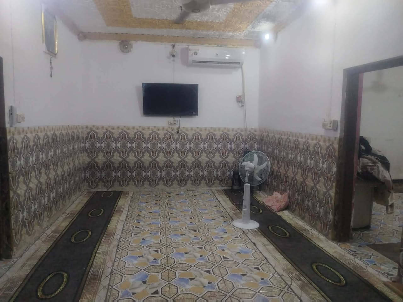 سلام عليكم بيت البيع مساحته 200 بي زراعي غرفتين وصاله واستقبال وصحياات داخليه وخارجية   وممر داير ما داير البيت والبيت حلو ومرتب ونضيف إلي يحب يتواصل ويانه سعره 60  وهذه رقمي  *********** ديوانيه حي لامين  أول ملعب شهيد جمال
