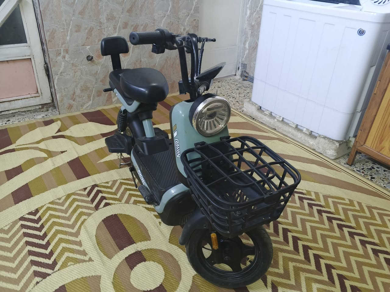 السلام عليكم.  
دراجة شحن للبيع 
النوع . الريان 
مناسبة للتجوال اليومي 
بحالة جيدة 
اربع بطاريات حالتهم جيدة 
دبل سويچ 
بصمة 
انذار سرقة 
تشغيل عن بعد 
على الفحص 
تفحص يلا تشتري 
السعر ٢٢٥ الف 
مكاني بغداد الشعلة 
رقمي للتواصل 
*********** شغال وتساب

