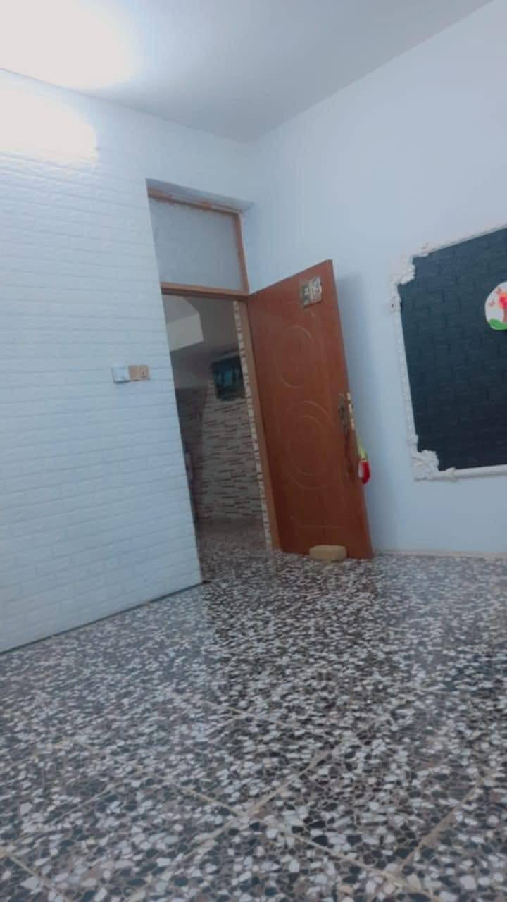 سلام عليكم بيت 100متر مربع للبيع .. يتكون من 4غرف وحمامات 2+استقبال ومطبخ وتوليت خارجي مثل ما موضح بل صور لبيت نضيف كلش بدوانم بشارع ابو موسى عل شارع كامل الخدمات ماء ومجاري ومقرنص وتبليط بل باب السعر 110وبي مجال رقمي ***********

