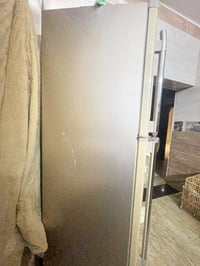 شباب ثلاجة للبيع من شركة جبسون 500,000   وبيها مجال   حجم 18 الثلاجة ج...