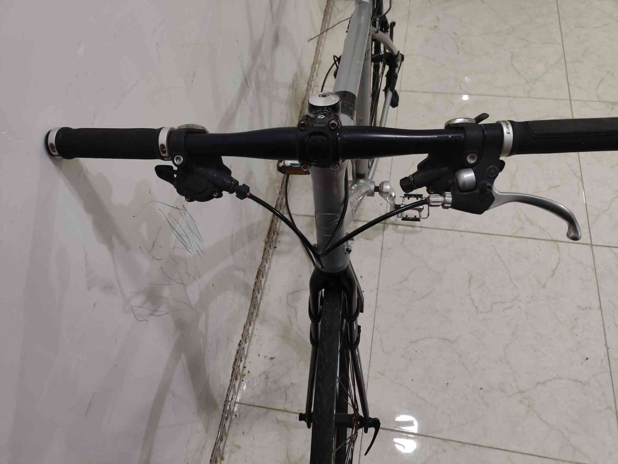 🚴‍♂️ بايسكل C700 للبيع
🔹 الماركة: Giant
🔹 ارتفاع الفريم: M
🔹 سستم سرام بدون نقال أمامي
🔹 3 قطع كاربون:
 • بوري سرج كاربون
• ركبة كاربون
• ماشّة كاربون
🔹 بريك خلفي فقط
🔹 نظيفة
🔹 جامَلغ أمامي وخلفي

💰 السعر: 190 ألف، بي مجال
🚚 يوجد توصيل
📍 مكاني: كوت
📞 ***********

