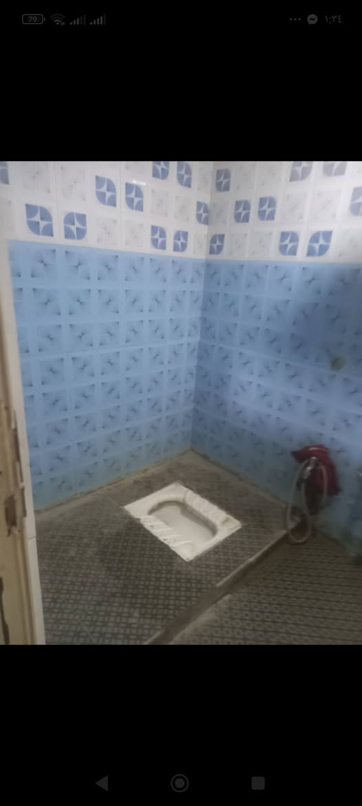 للبيع ( 150) متر طابقين بناء قديم شيلمان مقابل السوق منطقة ثلاثة آلاف ثلاث غرف نوم استقبال صالة مطبخ تخاريج طارمة.. للاتصال على ( ***********) ابو محمد
