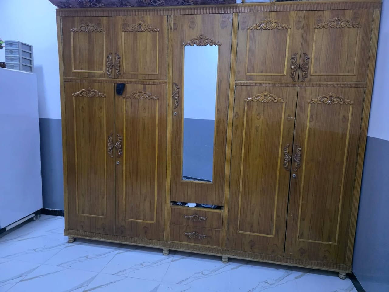 السلام عليكم قنصار للبيع خمسه ابواب نظافه 90% مكان موصل السعر 300_ واتساب ***********
