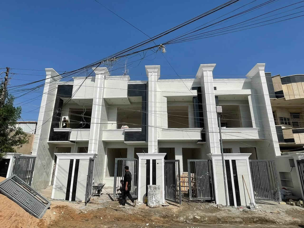 للبيع 4 مشتملات - حي الجهاد / الرفاق الأولى
يحتوي كل. دار. على 4 غرف نوم مطابخ. عدد 2 

🏠 المساحة: 100 متر لكل مشتمل

موقع. مميز.  قريب جداً على شارع العام. 

وقريب على شارع 40 

تسليم مفتاح. 

📐

📏ارضيه مرمر تركي.  

طابقين. ونصف 

التفاصيل لكل مشتمل:

• 4 غرف نوم • صالة كبيرة • مطبخين • خدمات كاملة 

الموقع: بغداد - حي الجهاد - الرفاق الأولى - موقع ممتاز وهادئ وخدماته كاملة.

📞 للاستفسار والتواصل (واتساب او اتصال):

سيف ابو يزن

***********

***********

