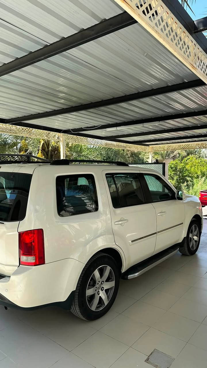 السلام عليكم ورحمة الله وبركاته
هـوندا بايلوت ٢٠١٤ للبيع 

🚙 المحرك والأداء
* المحرك: V6 بنزين i-VTEC
* السعة: 3.5 لتر 
* القير: أوتوماتيك 5 سرعات مع Grade Logic Control
* نظام VCM: إلغاء تنشيط بعض الأسطوانات لتقليل استهلاك الوقود.

🛞 الدفع والسحب

* السيارة نظام 2WD (سحب أمامي)
* نظام VTM-4 يوزع العزم على العجلات الخلفية عند الحاجة.

🛋️ الداخلية والراحة — Touring

* مقاعد جلدية.
* مقاعد أمامية مدفأة.
* كرسي السائق كهربائي مع ذاكرة وضعيتين.
* كرسي الراكب الأمامي كهربائي.
* مكيف أوتوماتيك 3 مناطق.
* تحكم بالمكيف للصفوف الخلفية.
* فتحة سقف كهربائية.
* ستائر شمسية للصف الثاني.
* مقود مكسو بالجلد.
* مرآة داخلية أوتوماتيك التعتيم.
* مرايا جانبية كهربائية ومدفأة مع ذاكرة وإشارات انعطاف. 

🎵 الترفيه والشاشة

* شاشة 8 إنش عالية الدقة.
* نظام ملاحة Honda Satellite-Linked Navigation.
* كاميرا خلفية متعددة الزوايا.
* نظام صوت Premium بقوة 650 واط.
* 10 سماعات مع Subwoofer.
* ذاكرة صوت HDD بسعة 15GB.
* CD / AM / FM / XM حسب تجهيز السوق.
* نظام DVD Rear Entertainment System للركاب الخلفيين.
* شاشة ترفيه خلفية.

‏🅿️ الأمان والمساعدة

* حساسات اصطفاف أمامية وخلفية.
* كاميرا خلفية متعددة الزوايا.
* نظام مراقبة ضغط الإطارات TPMS.
* ABS.
* نظام الثبات الإلكتروني.
* Traction Control.
* عدة وسائد هوائية.
* نظام إنذار.
* مثبت سرعة.
* مرايا بإشارات انعطاف.
* نظام مراقبة النقطة العمياء غير متوفر في هذا الجيل. 

📦 الحجم والمقاعد

* 8 ركاب.
* 3 صفوف.
الممشى: 132,107Km
الضرر : باب الجنطة تعديل بدون بدون تبديل صور الحادث مرفقه مع المنشور 
السعر : 140 وبيها مجال
مكان السياره : محافظة صلاح الدين قضاء الضلوعيه 
للأستفسار: ***********
***********
