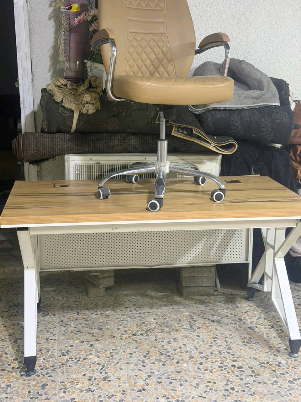 ميز مكتب هو وكرسي للبيع اثنينهم اريدهم 175 ابي مجال للشراي مكاني البصره  المشراق الجديد
