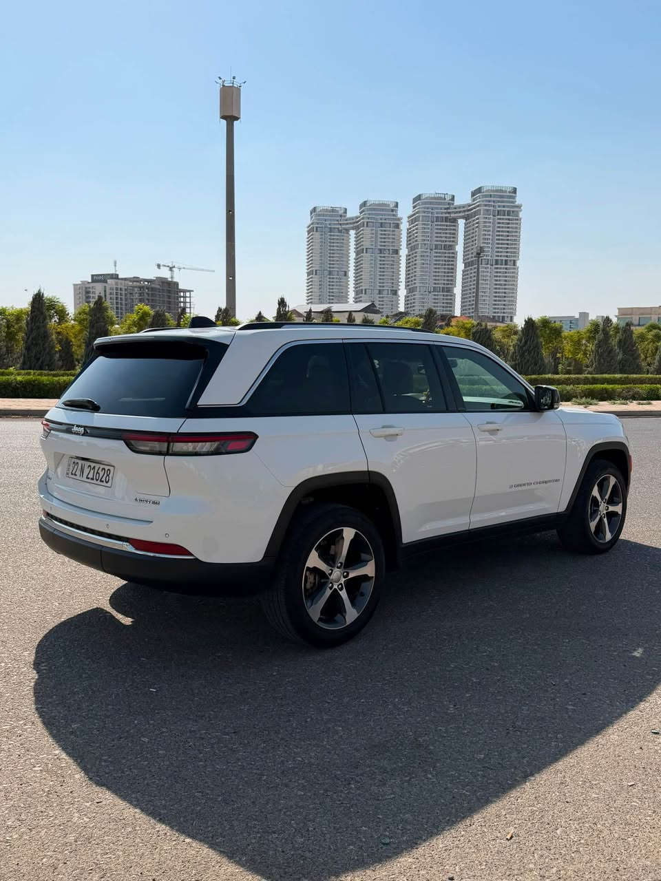 * محرك 3.6 V6 بقوة 293 حصان.
* شاشة Uconnect 5 قياس 10.1 إنش مع ملاحة.
* شاشة عدادات رقمية 10.25 إنش.
* مقاعد Capri Leather مع تدفئة.
* دبل Quadra-Trac I وSe​​lec-Terrain في نسخة 4×4.
* Adaptive Cruise Control مع Stop & Go.
* تحذير النقطة العمياء + مراقبة حركة المرور الخلفية.
* تحذير التصادم الأمامي والفرملة التلقائية.
* مساعد المحافظة على المسار.
* كاميرا خلفية وحساسات ParkSense.
* تشغيل عن بُعد.
* باب خلفي كهربائي.
* Apple CarPlay وAndroid Auto لاسلكي.
* جنوط 20 إنش في بعض مواصفات Limited.
.
* المقاعد الأماميةالمهوّاة متوفرة ضمن حزمة Luxury Tech II، وليست بالضرورة قياسية في كل Limited.
***********
جام اسود 80%
مسافة المقطوع ٧٩mil أربيل, العراق
