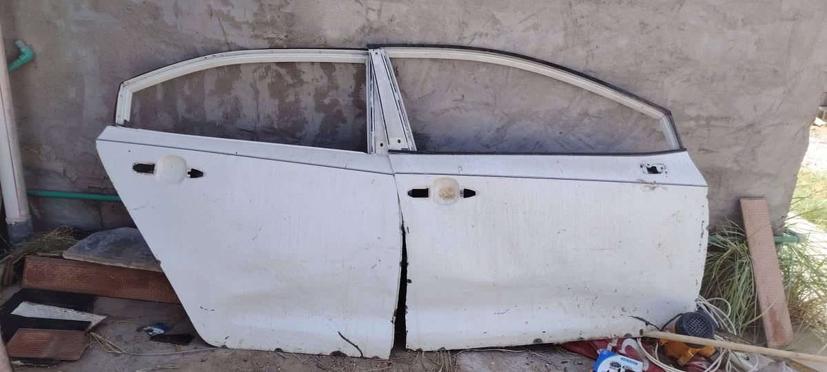 سلام عليكم بيبان للبيع كورلا امريكي 21 جهة اليمين ثنين ورا وكدام بيهن ضربة بسيطة من جوا ابيع على تقيم قيم واخذ عنوني بغداد 
الرقم:  ***********
السعر:  قيم واخذ
