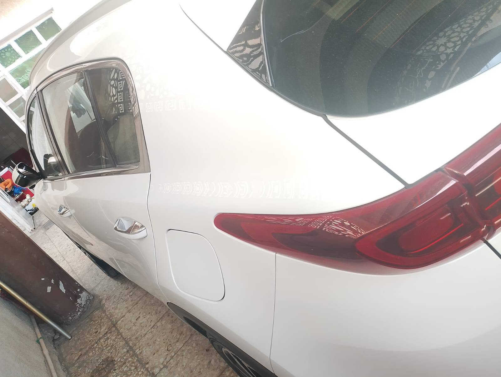السلام عليكم سبورتج بغداد خليجيه ابيض ماشيه ١١٠ السيارة جديده مكفوله من الصبغ فقط الباب خلف السائق فيه بارد شبر موديل ٢٠٢٠ اتصل على الرقم ***********
