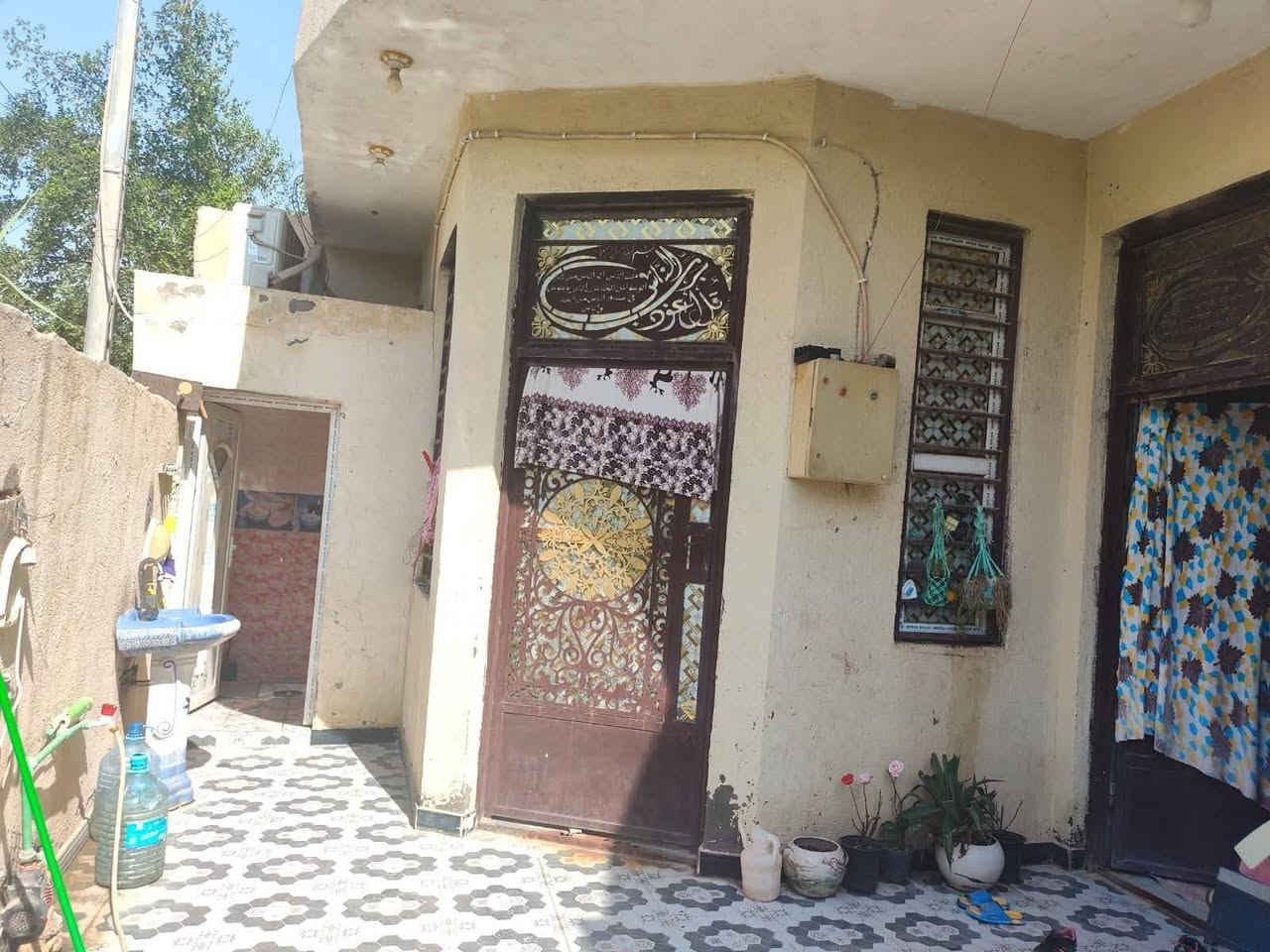 السلام عليكم بيت زراعي  للبيع مشمول ب طابو  مساحه البيت ٢٠٠ متر  يحتوي على غرفتين نوم وصاله ومطبخ حار وبارد واستقبال وصحيات داخليه و خارجيه  البيت احلى من الصور بناء حديث كونكريت الموقع حي الطليعه مقابل معمل نسيج ذي قار  خلف مزرعه ابو هبه
 السعر 115
 للاستفسار  ***********
