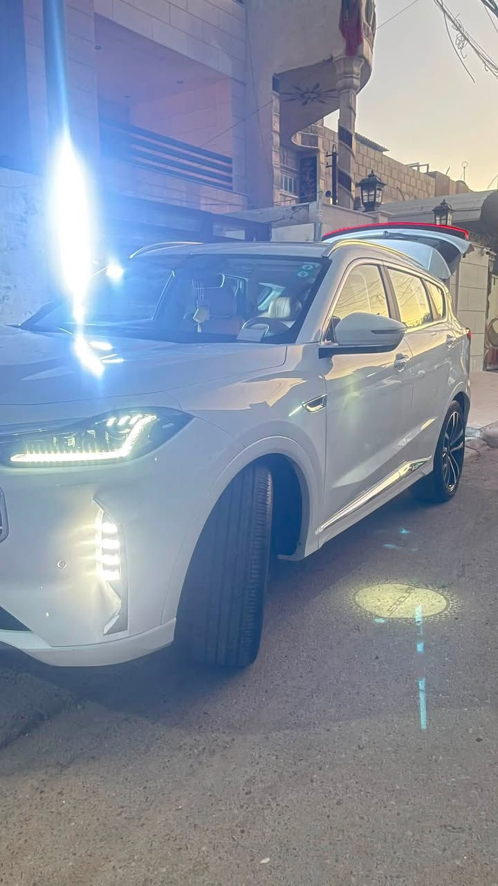 جيتور للبيع موديل 2024 لكجري

جيتور X70 Plus 1.6 Luxury الفول واعلة فئة معروفة مواصفاته موه العادية 

المواصفات:

*عدد صفوف المقاعد 3 (7 ركاب ) 

* إطارات قياس 20 إنچ

*فتحة سقف بانوراما 

*مقصورة الركاب من الجلد الفاخر بلونين

*مقعد السائق والراكب كهربائي

*مقعد السائق مزود بذاكرة لحفظ 3 وضعيات الجلوس

*مقعد السائق مبرد ومدفاء

*مقعد الراكب مبرد ومدفاء

*كاميرات محيطية 540 درجة

*شاشة عرض ترفيهية قياس 12.35 إنچ

* لوحة القيادة الكترونية قياس 10.25 إنچ

*نظام صوتي من ٨ سماعات عالية الجودة

*رادار تفاعلي

*نظام تحذير مغادرة المسار

* نظام القيادة شبه الذاتية

*نظام مراقبة النقطة العمياء 

*نظام التحذير من التصادم الأمامي و الخلفي 

*نظام الكبح التلقائي في حالة الطوارئ

* إنارة محيطية

* إنارة ترحيبية

* المرايا الجانبية قابلة للطي كهربائياً ومدفئة

* شاحن هاتف لاسلكي سريع

*الأضواء الأمامية والخلفية أوتوماتيكية ليد(LED)

* مسند الذراع الوسطي مع ثلاجة

*نظام الدخول الذكي (بصمة)

* صندوق كهربائي

* نظام الفرامل اليدوية الاوتوماتيكي Autohold

*مكيف مع شاشة تحكم منفصلة للصف الثاني

*نظام مساعد صعود المرتفعات

*وسائد هوائية امامية وجانبية عدد 6

*نظام المكابح المانعة للانغلاق

*نظام التحكم بالثبات 

*نظام التحكم نزول على المنحدرات

*داش كام - DVR

*نظام تنقية الهواء PM2.5 مع فلتر N95

*قفل وفتح النوافذ والسقف باستخدام البصمة

السعر ١٥٣ وبية مجال قليل اخوان انتو تعرفون اسعارهن المكفول يختلف وهذا يختلف ميعجبك السعر اعبر المنشور واني خادمك 
السيارة بيه بارد بالجاملغ الامامي كارت بالجاملغ الخلفي دعامية شخوط ومبين بالصور 
مكاني بغداد الكرخ ١٤ رمضان 
رقم السيارة ١٩ انكليزي تحويل مباشر بائي مكان 

ممتواجد فيس بس واتساب اواتصال ***********

