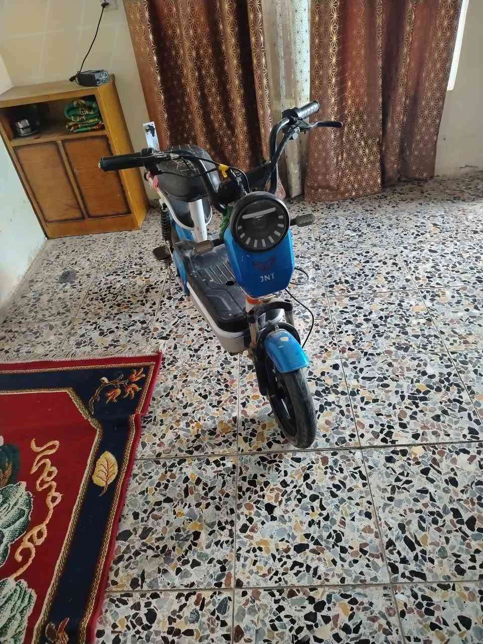 سلام عليكم ورحمة الله وبركاته
دراجة حجم 14 للبيع 4 بطاريات جدد لايت شغال إشارات يمين يسار شغاله 3 سرعات السرعه 48 هورن شغال السعر 150 وبيه مجال
الموقع/بغداد محموديه
الرقم/***********
