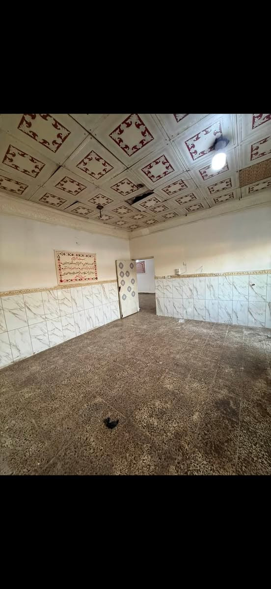 السلام عليكم بيت مساحه 150 متر الايجار غرفه نوم واستبقال ومطبخ ابو دشير شارع الضغط مقابل اسواق بيت جدو يجار 350 
***********
