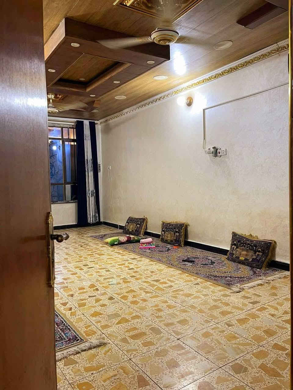 #الجميع 
بيت للبيع 100 متر 5في 20 حي الجوادين  الاولئ قرب سوق ومستوصف الجوادين قاطين مسلح اربع غرف نوم وصاله كبيره للاستفسار الاتصال بالرقم ***********
