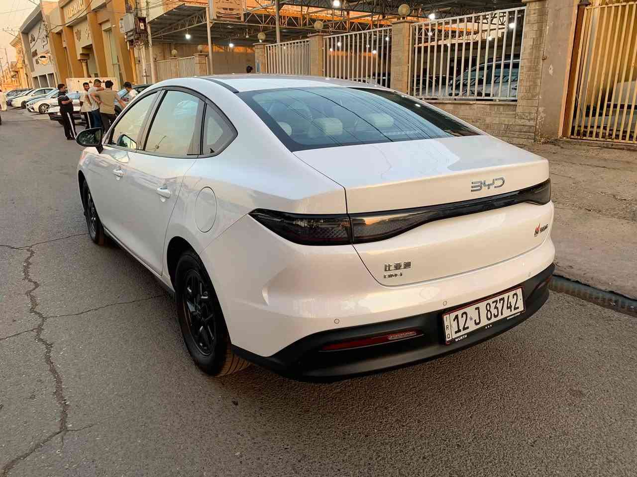 BYD سيل فايف موديل 2025

🔹 الموديل: 2025
🔹 اللون: أبيض
🔹 الممشى:12000 كم فقط
🔹 نوع اللوحة: نينوى

المواصفات:
✅ محرك 1.5 لتر DM-i.
✅ ناقل حركة أوتوماتيك.
✅ شاشة وسطية كبيرة تعمل باللمس.
✅ عدادات رقمية.
✅ تشغيل بصمة ودخول ذكي.
✅ كاميرا خلفية مع حساسات.
✅ مثبت سرعة.
✅ تكييف أوتوماتيك.
✅ إنارة LED أمامية وخلفية.
✅ مقاعد جلد.
✅ جنوط ألمنيوم.
✅ داخل ابيض
مرقم كامل مع كافة الملحقات ارضيات/كارت/شاحن اصلي /وبقية الأغراض المعروفة 

✨ السيارة نظيفة جداً، استخدام شخصي، جاهزة للفحص، ولا تحتاج أي مصروف.سونار مرفق بالصور

💰 السعر المطلوب:137$
للاستفسار معرض الروضة لتجارة السيارة***********
متوفر ايضا سيل فايف زيزو
ودستروي مرقم ايضا.
كن بلص 13 كاميرا الفول

