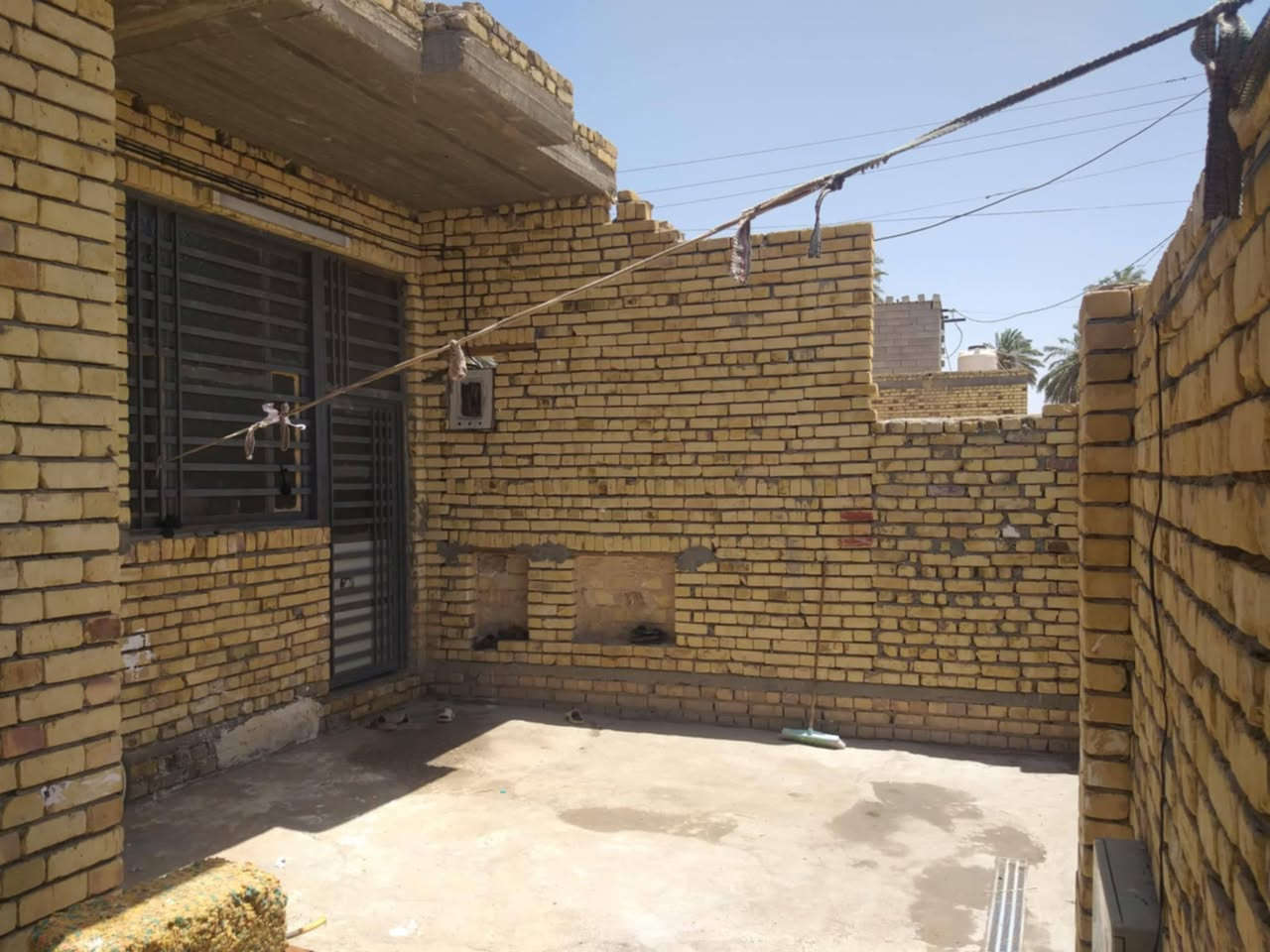 سلام عليكم دارالبيع مع فضله مساحة 140حي الازم في حي العسكرية قرب الساله الماي ركن كافت الخدمات جهدموجود سعر 60وبيه مجال اتصال ***********
