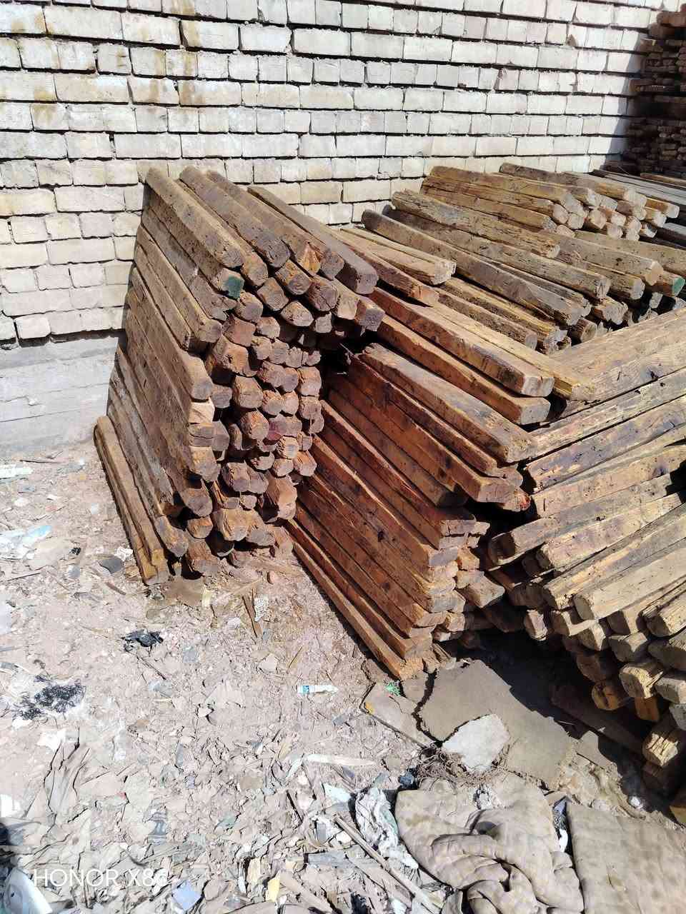 قالب خشب للبيع روسي تارس مساحه 300 متر العدد 15 مكب العنوان بابل ***********

