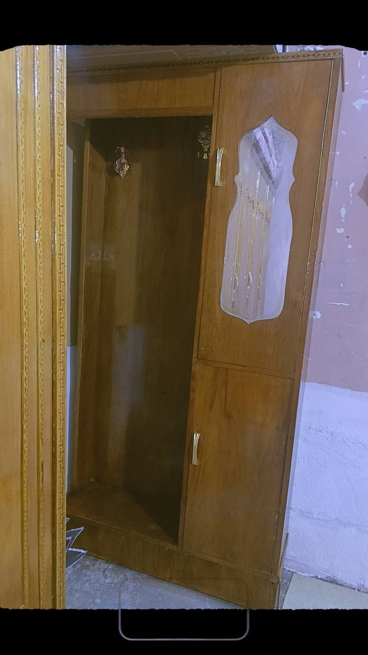 زاويه نضيفه للبيع مكان حي الغدير قرب سوك 
سعره 30.. ***********
