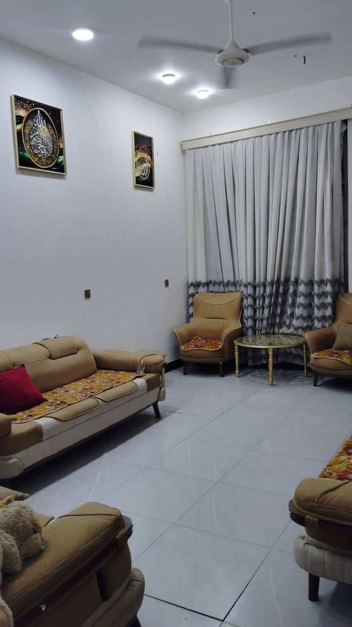 بيت مساحه 200 متر بناء حديث طابوك  جمهوري سنت 26 يخبل البيت طابو زراعي سند 25 باسم صاحب البيت حله سيف سعد مقابل شارع المشجر خلف الدكتور أحمد الجمل يبعد عن الشارع العام 200 متر وسط حي سكني صاحبت البيت مستعجله من الاخير 87 واتساب ***********
