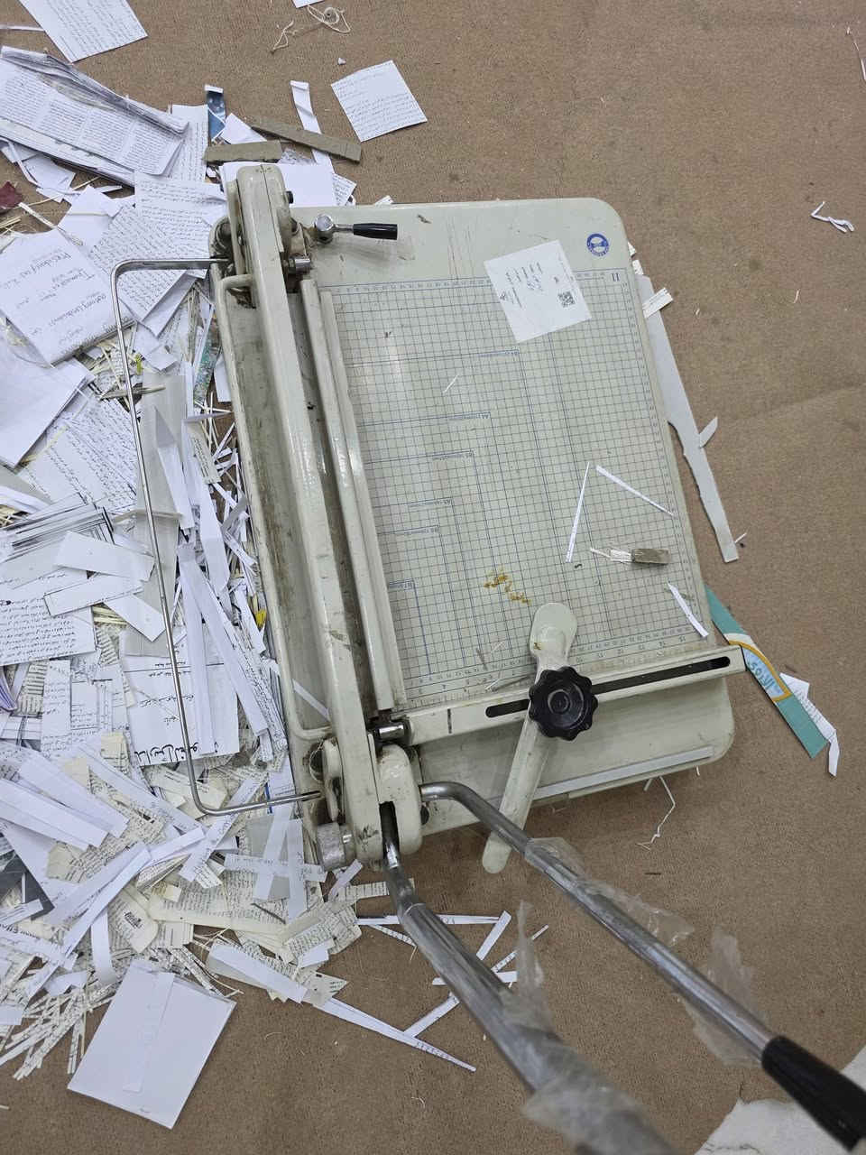 قاطعة ورق A3
تقطع أكثر من ٤٠٠ ورقة معا اي ما يعادل ٨٠٠ صفحة 

السعر 115 الف مع التوصيل 

واتساب 
***********
