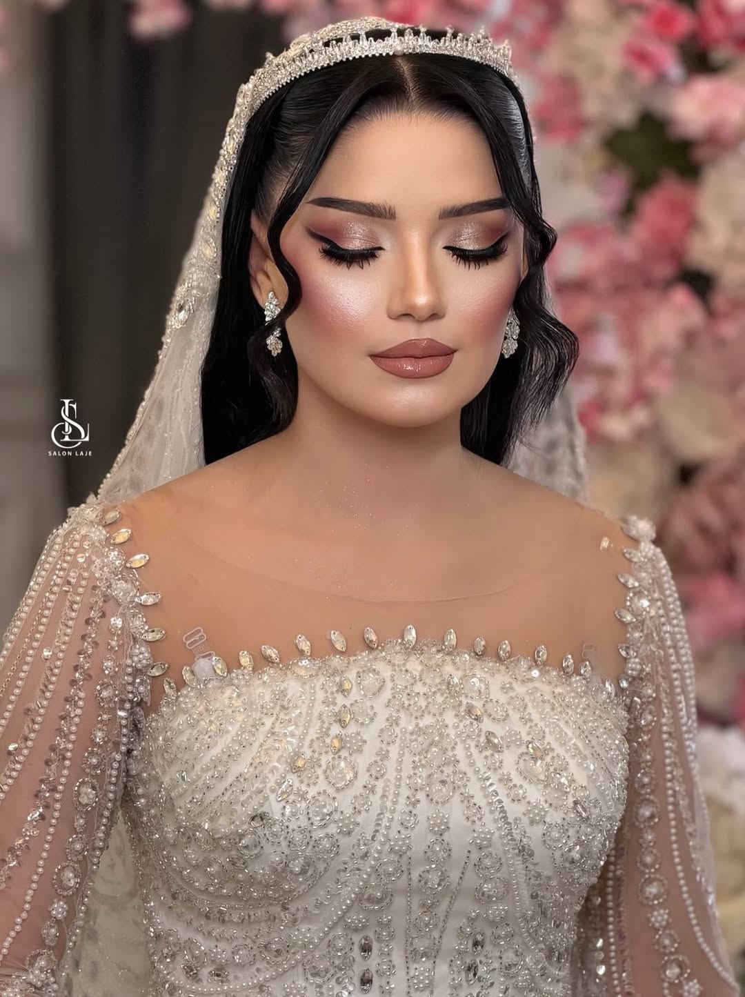 

نص مكتوب في الصور:
- SALON LAJE