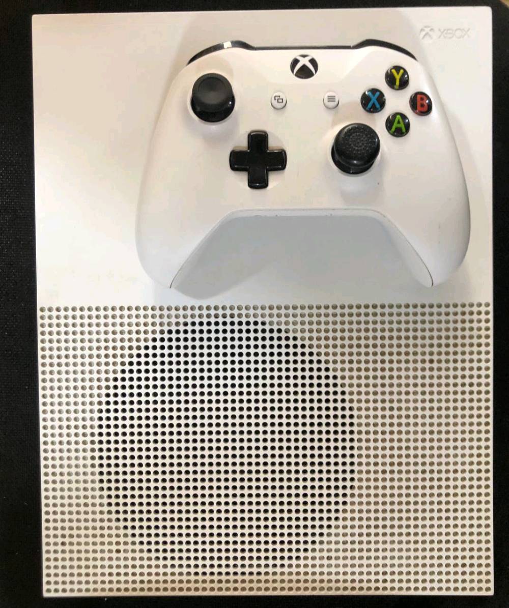 سلام عليكم XBOX ONE S للبيع سعر 200 مامفتوح ابد مكان الموصل جانب الايسر 
