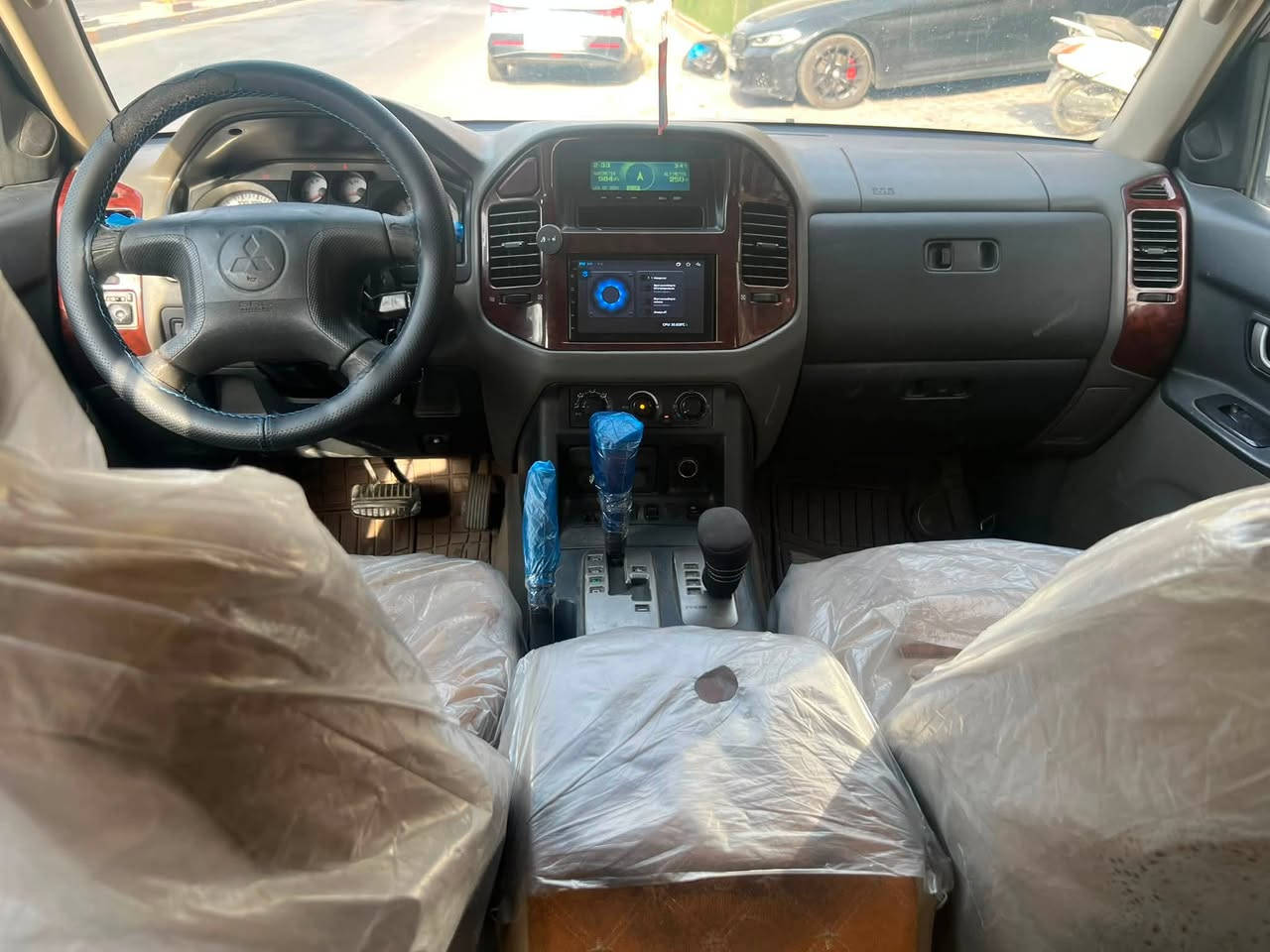 لسلام عليكم 
سيارة باجيرو 2007 
السعر 8500$ وبيها مجال 
سيارة موجودة عدنا من 2009 سيارة بيت سنوية عظم رقم صدامي 
لون ابيض 
بدون حادث وبدون صبغ
محرك 3800 جديد مشدود 
سيارة ما ناقصها شي نهائي
تبريد ثلج 3 قطع 
كامرة خلفية شاشة + حساسات خلفية 
7 راكب 
مري شفط
كشنات مخمل بدون فتحة وارد كويتي الملا 

مكان السيارة بغداد العامرية 
للاتصال / ***********
