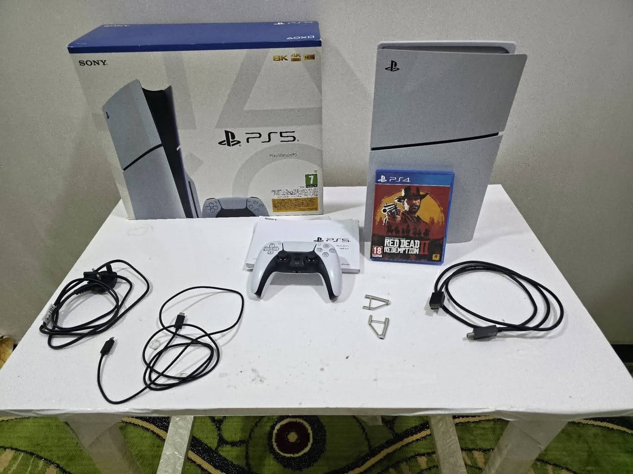 السلام عليكم اخوان 

playstation 5 slim 
للبيع مع قرص

الجهاز نظافة 99% غير مفتوح والكارتونه موجودة وياه 

اليدة الخاصة بالجهاز موجودة مع وجود
 ال (HDMI/ وكيبل الطاقة/ وكيبل الشحن الخاص باليدة) 

الذاكرة: تيرا

المكان: ميسان والتوصيل غير متوفر 

السعر850الف دينار وبيه مجال

التواصل واتساب ***********
