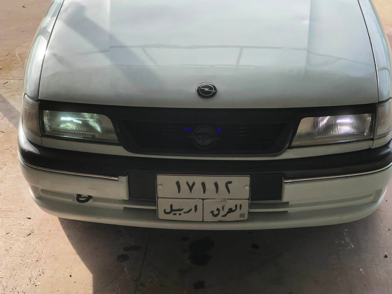 اسلام وعليكم سيارهً فكتره. موديل 90لونً ابيض محرك 16 سيارهً جاهزه. تايرات جدد كهربائيات كلها شغال. محرك كير بشرط داخل جديد بيها 3 قطع صبغ فقط بدونً حادث صدر امامي خالفي. عل نص كير عادي  سيارهً حلوه مال جناي. 
السعر 38 وبيها مجال لشراي. رقم مبايل. ***********.  تواصل واتساب فقط
