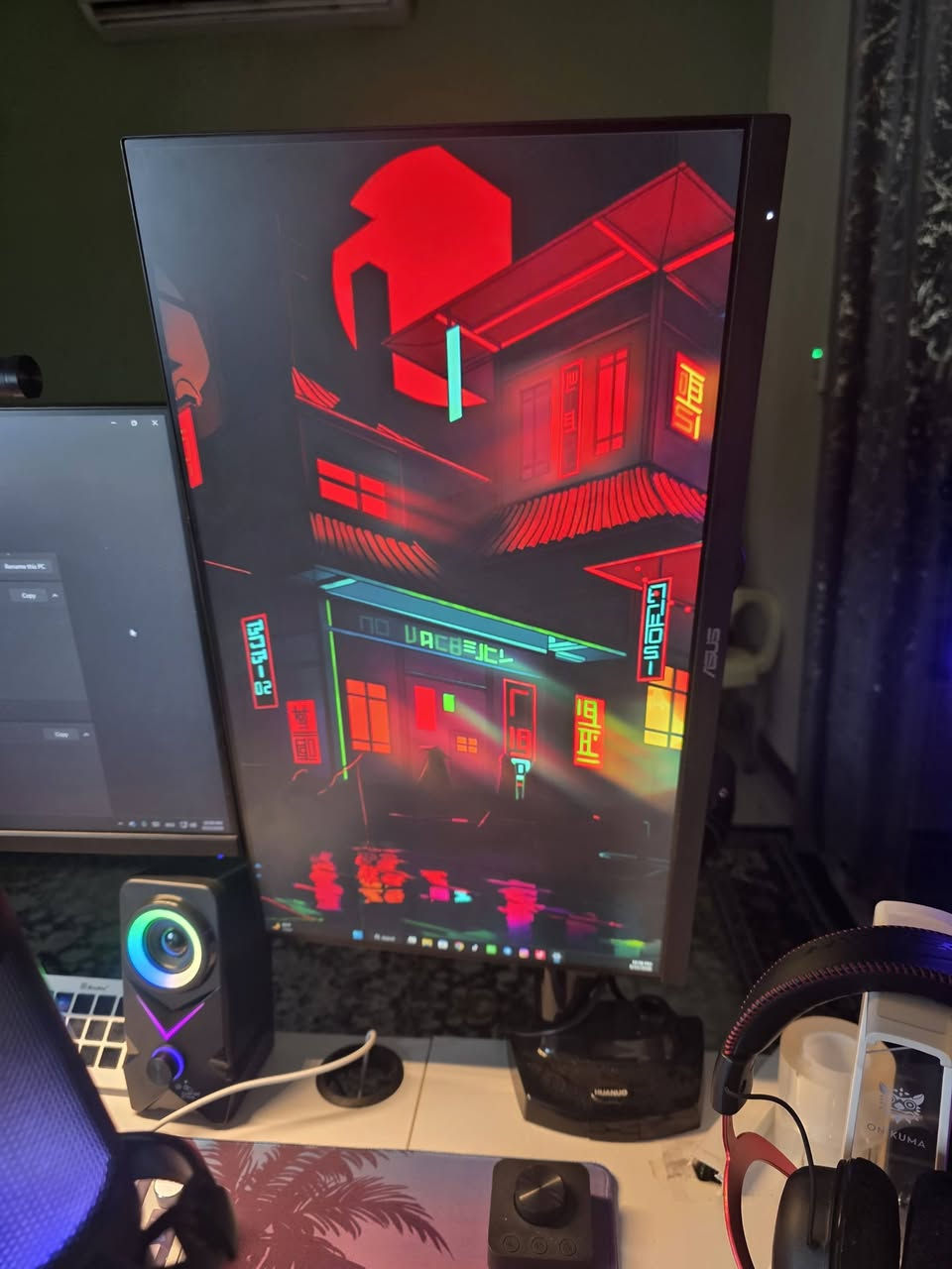 🟩المواصفات
◾️المعالج (CPU): Intel Core i5-12400F (الجيل الثاني عشر، بتردد 2.50 جيجاهرتز)
◾️​كرت الشاشة (GPU): NVIDIA GeForce RTX 4060 (سعة 8 جيجابايت)
◾️​الذاكرة العشوائية (RAM): 16 جيجابايت DDR4 (بسرعة 2666 ميجابت/ثانية)
◾️​التخزين (Storage): Lexar SSD NM620 بسعة 1 تيرابايت (من نوع NVMe)
◾️​نظام التشغيل: Windows 11 Pro (النسخة الأصلية)
_____________________________________
🟩محتويات التجميعه :
🔵شاشه رئيسيه 188 هيرتز حجم24
🔵شاشه ثانويه 100 هيرتز حجم 24 
🔵ستاندات للشاشتين واحد هايدروليك والثاني عادي موضح بالصور 
🔵سبيكرات MULTIMEDIA L2
🔵جويستك SVITDO
🔵ستريم داك MIRABOX
🔵ماوس VENOM WGC2
🔵كيبورد AJAZZ تحكم كامل مع عجله صوت وكتم 
🔵سماعه هايبر اكس كلاود 2 + ستاند بي منافذ USB RGB
🔵يو بي اس 3000A
🔵مايك FIFINE مع ستاند 
🔵ادبترات بمنافذ مختلفه عدد 3 لترتيب الكيبلات 
🔵ماوس باد مرتب حجم ٩٠×٤٠
🔵رينك لايت للشاشه 
________________
🟨ميز تفصال خشب اصلي مجرات ثنين وخانه 
الاساس على شكل L بس اني سويته كامل بالطول 

🟥هاي كل تفاصيل التجميعه الي حاب يستفسر اكثر يراسلني واتساب على هذا الرقم *********** 
ما متواجد ماسنجر فقط اتصال + واتساب 
🟣السعر 1750 مع كامل الملحقات بدون الميز سعر الميز وحده 300 الف
