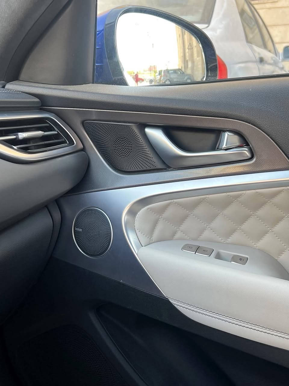 للبيع
💙🔥 للبيع | Genesis G70 Sport 2025 🔥💙

مو كل سيارة رياضية تكون فخمة… ومو كل سيارة فخمة يكون بيها هذا الأداء.
لكن الـ Genesis G70 Sport جمعت الاثنين. 👌

🏁 GENESIS G70 3.3T SPORT AWD
✨ موديل 2025 | 6 سلندر Twin Turbo | دفع رباعي

━━━━━━━━━━━━━━

⚡ المحرك والأداء
• 3.3L V6 Twin Turbo
• 6 سلندر
• دفع رباعي AWD
• ناقل حركة أوتوماتيك 8 سرعات
• وضعيات قيادة متعددة
• نظام تعليق رياضي
• مكابح Brembo الرياضية
• جنوط Sport أصلية

━━━━━━━━━━━━━━

👑 الفخامة والداخلية
• جلد فاخر بتصميم رياضي
• مقاعد أمامية كهربائية
• ذاكرة مقعد السائق
• تدفئة وتبريد المقاعد
• فتحة سقف بانوراما ☀️
• مقود رياضي متعدد الوظائف
• عدادات رقمية
• شاشة وسطية كبيرة
• Apple CarPlay & Android Auto
• شحن لاسلكي 📱
• تحكم إلكتروني بالمناخ
• نظام صوت Lexicon 🔊

━━━━━━━━━━━━━━

🛡️ الأمان والذكاء
• كاميرات محيطية 360°
• حساسات أمامية وخلفية
• مثبت سرعة متكيف
• مراقبة النقطة العمياء
• تحذير الاصطدام الأمامي
• فرملة طوارئ أوتوماتيكية
• تحذير مغادرة المسار
• مساعد البقاء داخل المسار
• أنظمة ثبات وتحكم متقدمة

━━━━━━━━━━━━━━

✨ الخارجية
💙 لون أزرق مميز
💡 إضاءة LED
🏁 تصميم Sport
🛞 جنوط رياضية
🪞 مرايات كهربائية
🔑 دخول وتشغيل بدون مفتاح
🚘 خطوط وتصميم رياضي يعطي السيارة حضور قوي جداً

━━━━━━━━━━━━━━

📋 بيانات السيارة

الموديل: 2025
الفئة: G70 3.3T Sport Advanced
المحرك: 3.3L V6 Twin Turbo
الدفع: AWD
الهيكل: Sedan 4 Door
اللون: أزرق 💙

💰 السعر: 262 قابل للتفاوض 
📍 الموقع: كربلاء 
📞 للاستفسار:*********** 

السيارة متاحة للمعاينة والفحص للجادين. 

🔥 Genesis G70 Sport
أناقة سيدان… بروح سيارة رياضية.

#GenesisG70 #G70Sport #Genesis #G70 #2025 #3T #V6 #TwinTurbo #AWD #سيارات_العراق #سيارات_للبيع #سيارات_فخمة
