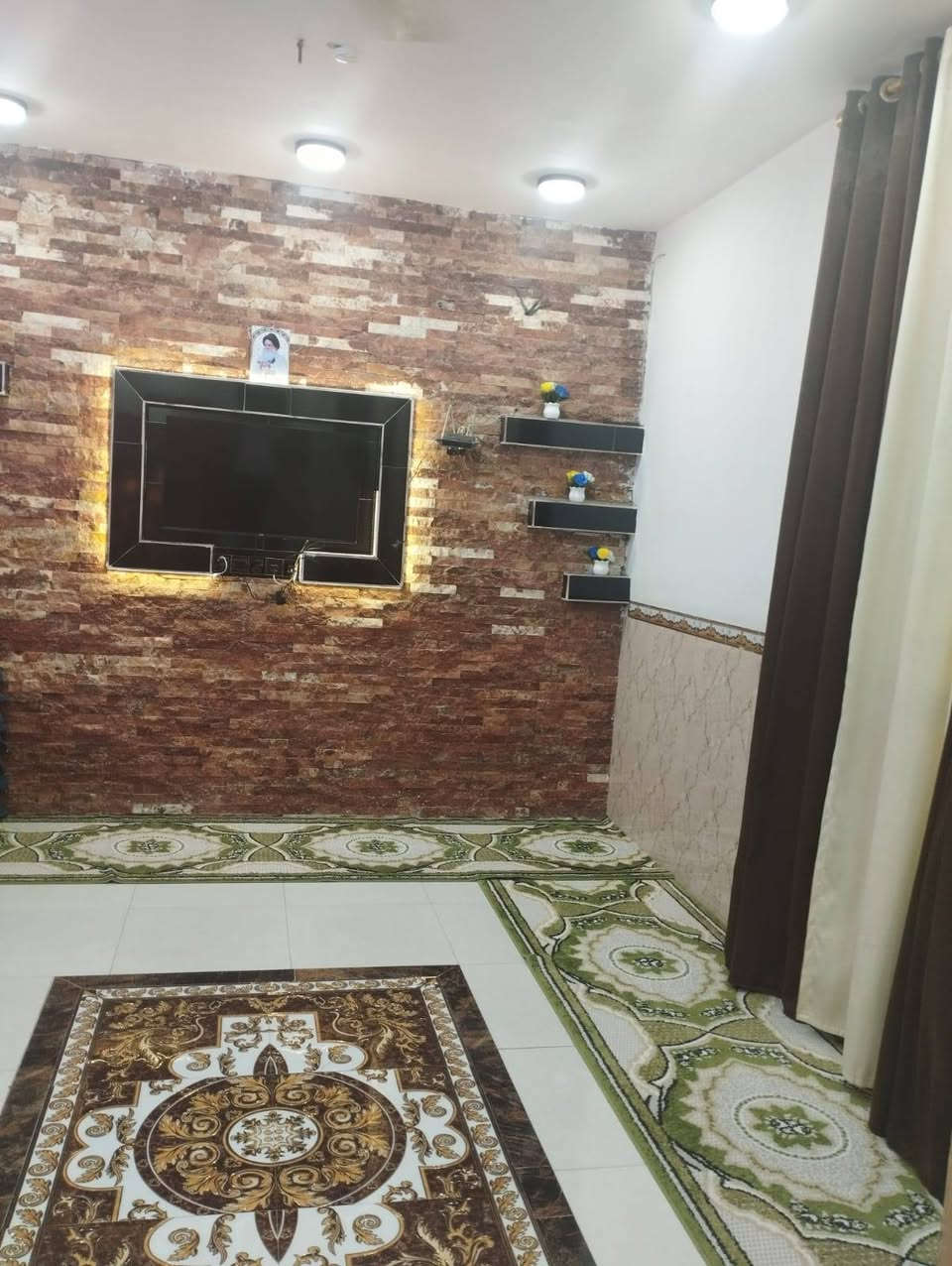 سلام عليكم بيت للبيع بلشاخه شارع ضغط قرب صورت اليسد(صلاح زراعي) مساحه لأرض ١٠٠٠ متر مسيجه داخل سياج كله نخل كله مساحه البيت٢٠٠ متر كامل مكمل كهرباء مولد شارع ومي اساله البيت يتكون من غرفتين وصاله وهول ومطبخ واستقبال وصحيات داخليه  وصحيات خارجيه ‏تواصل‪***********‬‏
