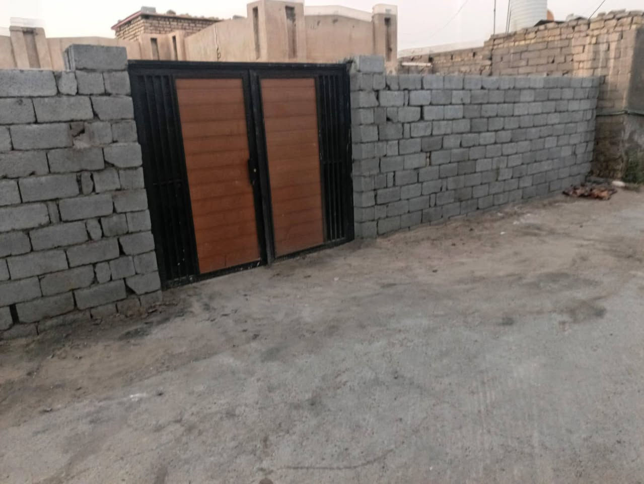 📐 المساحة: 200 متر
📜 طابو صرف
🏡 بناء قديم، يتكوّن من:

- غرفتين
- صالة
- مطبخ
- استقبال
- صحيات

📍 الموقع: منطقة القرية العصرية، أول فرع من جهة اليمين.
🚰 تبليط ومجاري بالباب.

💰 السعر: 60 مليون قابل للتفاوض
🔹 البيع نصف العقار أو العقار كامل حسب الاتفاق. ***********
