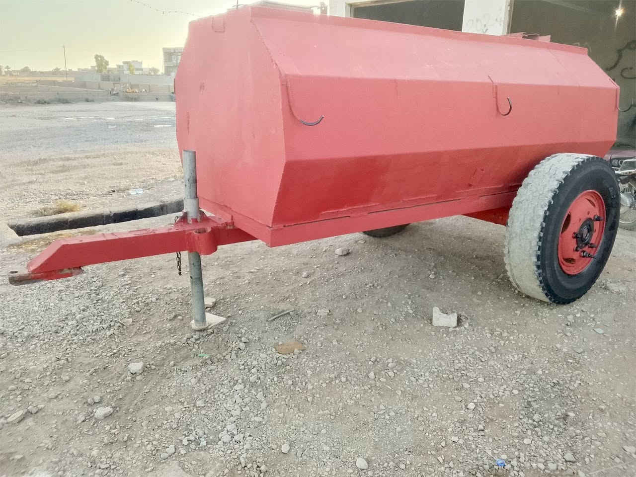 السلام عليكم مقطوره ماء للبيع 5000لتر تايرات 22 سعرهه 1,200 للاستفسار *********** مكانه سليمان بيك طوز
