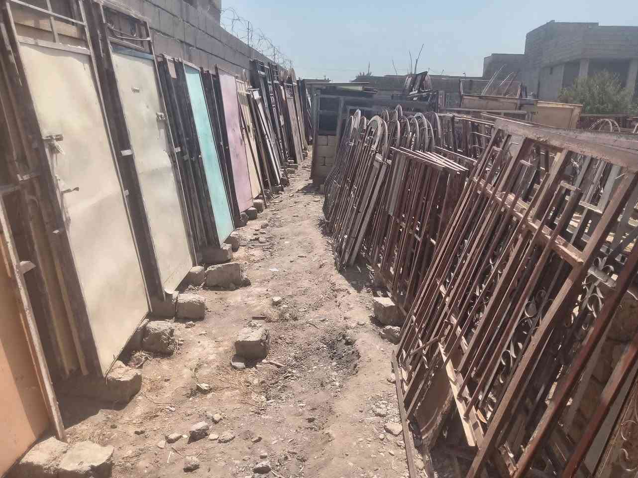 سلام عليكم ورحمة الله وبركاته بواب وشبابيك مستخدم وجديد وبلاستك وحديد اللبيع وسكلات وعربين عدد٣ وطخاميخ عدد٤ الاتصال على الرقم *********** مكان في الشرقاط الساحل
