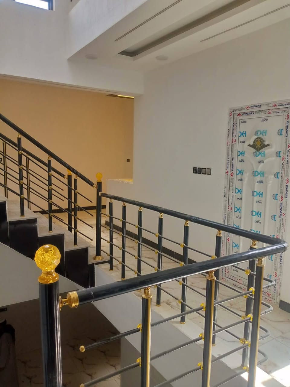 سلام عليكم دار للبيع المساحه 100طابقين بنيان درج اوله البيت بعده جديد مامسكون بي احد النوان النجف حي الوفاء شارع 15 قرب جامع الامام علي 
البيت يتكون من غرفيت فوك وتخاريج وفرغه جوه وستقبال ومطبخ وصاله وتخاريج بدارت الحاج ابو جميل الكعبي للوساطه العقاريه 
***********
