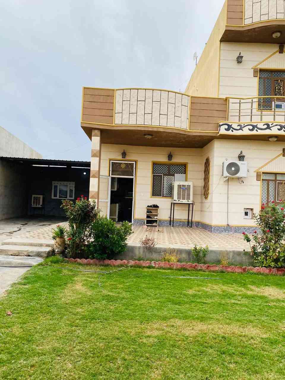 السلام عليكم بيت للبيع طابو زراعي المساحه ٦٠٠متر يتكون من اربع غرف نوم وربعه+ هول +صحيات داخليه وخارجيه +ماء +كهرباء +طاقه شمسيه /سيراميك +سقوف ثانويه المكان العلم البورصه قرب فلكة الشيبان السعر 135مليون وبي مجال للاستفسار التواصل على الرقم ***********
