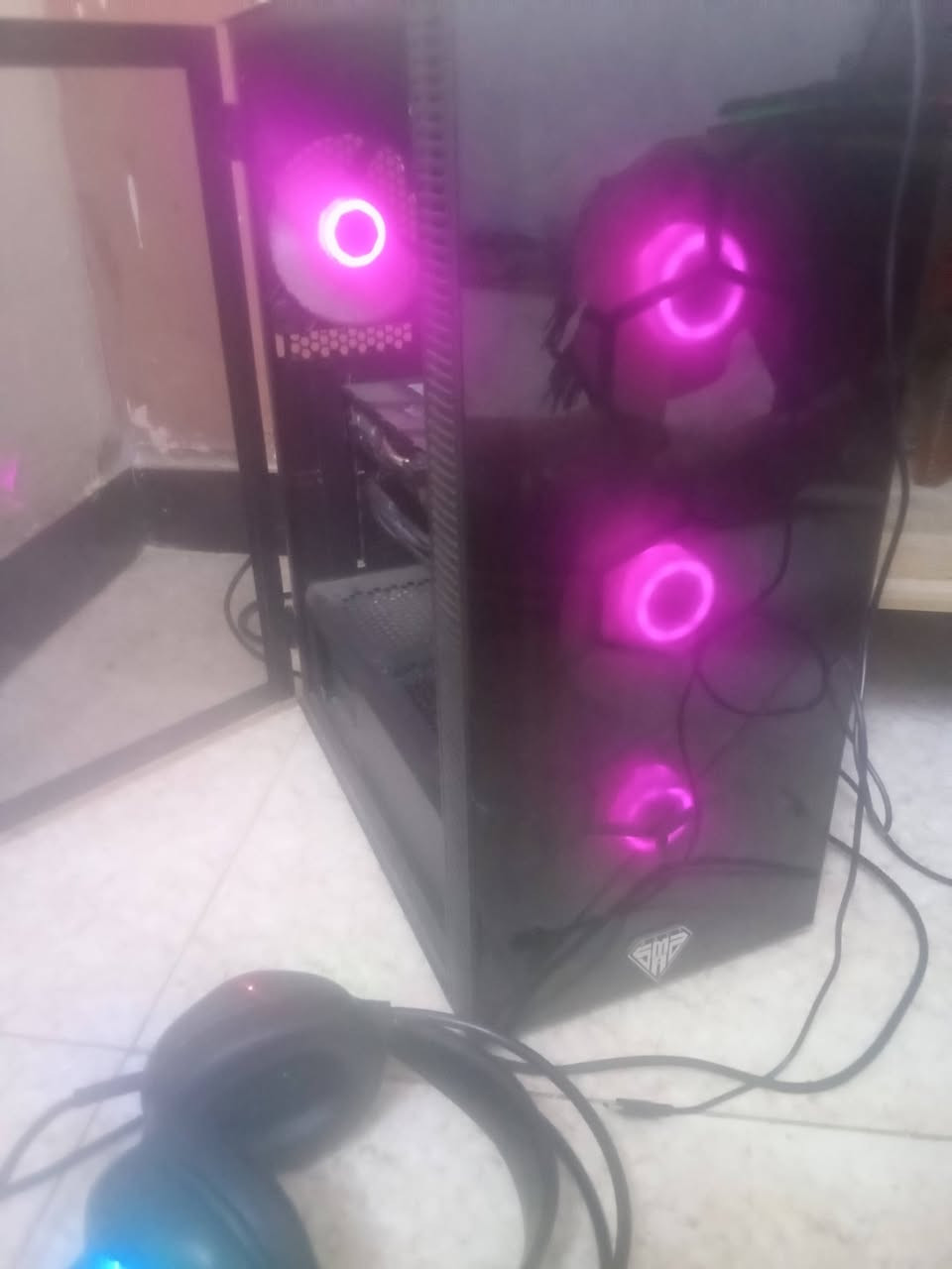 شون الشباب الطيبه مثل ما موضح بالصوره دزاين الpc  
والمواصفات مع كارت 2060 سوبر.. 8 كيكا
متواجد خاص واتس ساب ***********
تجميعه مرتبه وما بيها اي مشاكل تجي تفحص وع راحتك واني بخدمتك عنوان بغداد
