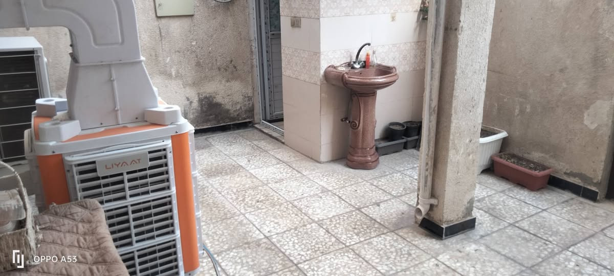 للبيع
بيت طابو صرف  مساحة 144 متر شهداء رئاسة المعلمين  المشتل قرب جامع النقيب واجهة 6 نزال 20 طابقين مسلح بناء التسعينات ثاني قطعة من الشارع الرئيسي ترميم كامل 2023 الطابق الأول كراج استقبال غرفة نوم مطبخ وخدمات صحية ترك خلفي الغرفة و المطبخ والترك وجه 10 متر الطابق الثاني 3 غرف كبيرة الطابق الاخير بيتونه + سطحين جناح 

السعر 225

***********
