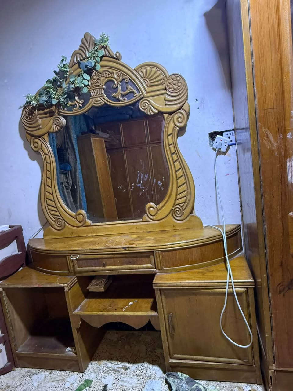 غرفه أخشاب كامل ملحقاتها وياها كنتور خاناتين وياه بوفيه كلهن للبيع لسعر ٣٠٠ بيهن مجال مكان بغداد بلديات استفسار على رقم ***********
