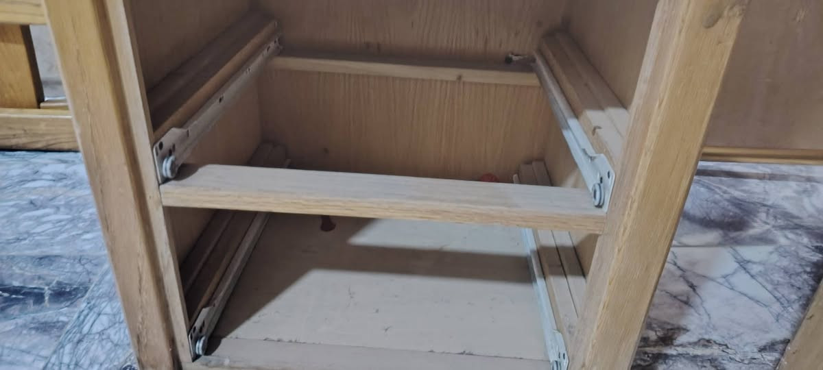 سلام عليكم مجرات للبيع
الارتفاع 55cm

العرض 45cm

العدد 4

سعر الواحد 25

خشب اصلي صناعة امريكية اشتريناها من مزاد بسعر 40 بس هسه لان اريد اشيل اريد ابيعهن

يحتاجلهن بس تنظيف وشوي سنفرة ويرجعن جديدات لان مو صبغ هذا لونهن الطبيعي
الكوت حي الجامعة
***********
